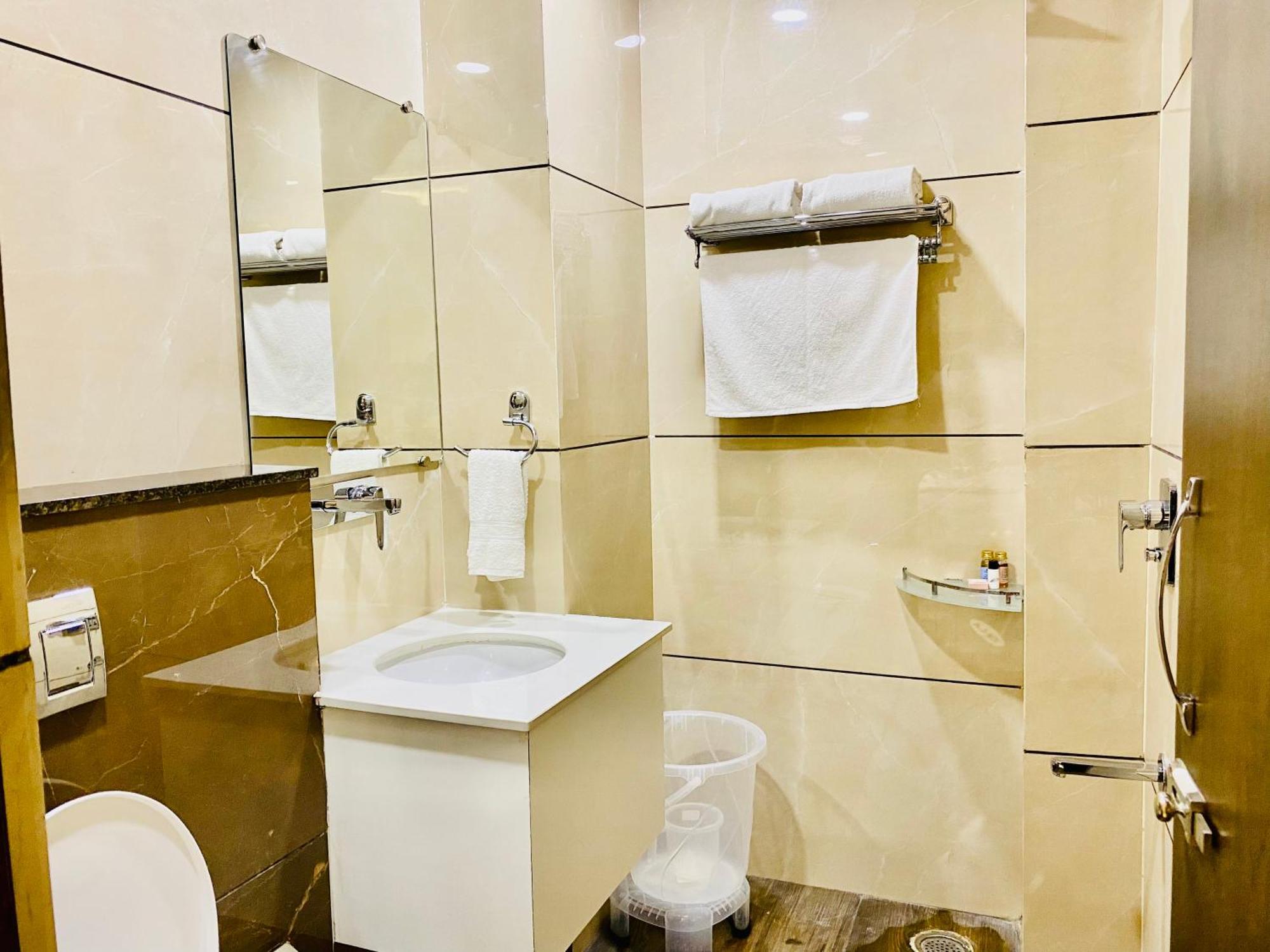 אמריצר Hotel White House 350 Mtr From Golden Temple מראה חיצוני תמונה